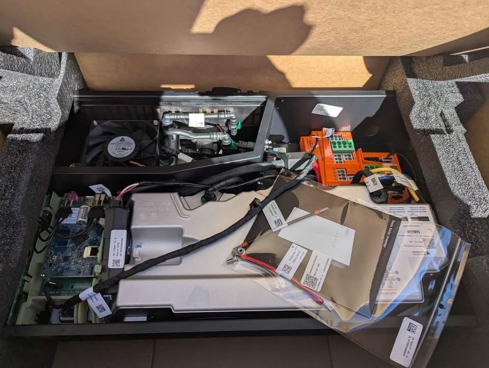 Tesla 1538000-45-B solar inverter with site controller